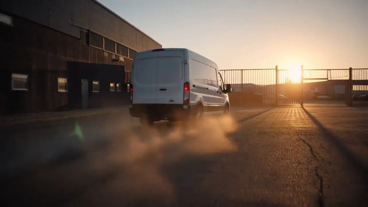 Ford Transit als Mietfahrzeug bei Nacht